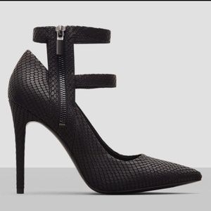 NWT Kenneth Cole Heels Black Strap Leather Pumps